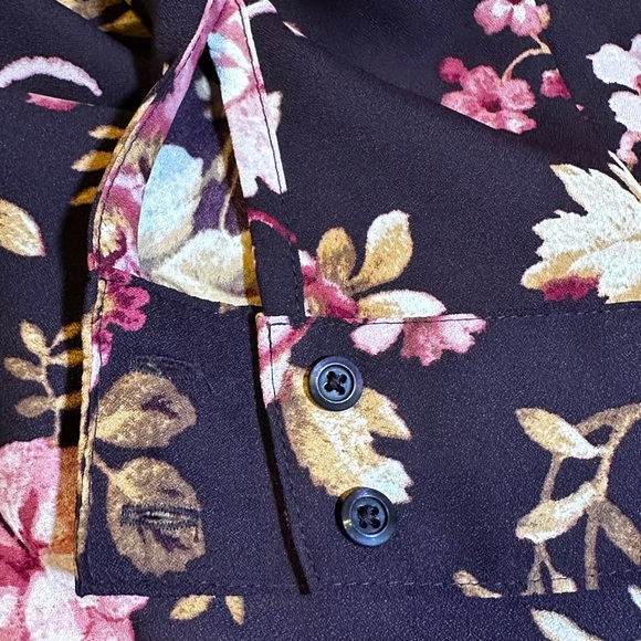 COPY - EXPRESS Portifino Button up top!! Beautiful maroon floral design size la… - Picture 4 of 8